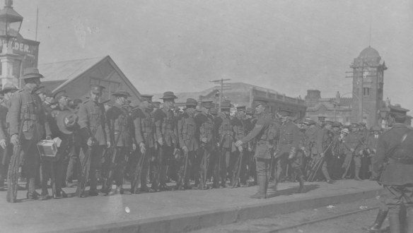 Troops leaving Hastings for Awapuni, 11 August 1914, gifted by Stan Wright. Collection of Hawke’s Bay Museums Trust, Ruawharo Tā-ū-rangi, m74/72, 4923(b)